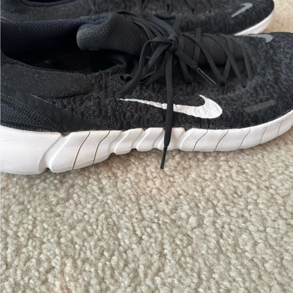 Nike Black and White Running Shoes - Picture 3 of 6